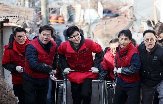 한동훈 국민의힘 비상대책위원장이 8일 서울 노원구 중계동 백사마을에서 사랑의 연탄 나눔 봉사활동을 하고 있다. ⓒ뉴시스