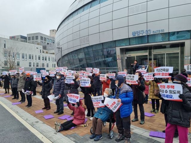 지난 6일 전국특정건축물총연맹은 국토교통부 앞에서 위반건축물 양성화를 요구하는 집회를 개최했다.ⓒ전국특정건축물총연맹