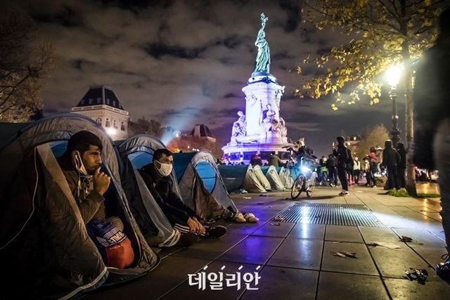 프랑스 파리 광장의 난민·이주민 텐트촌. ⓒ연합