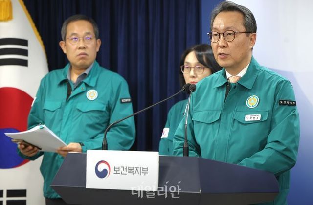 박민수 보건복지부 2차관이 15일 오전 정부서울청사에서 의사 집단행동 중앙사고수습본부 정례 브리핑을 하고 있다. ⓒ보건복지부