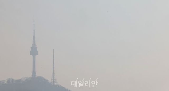 12일 서울 시내에서 바라본 남산타워가 뿌옇게 보이고 있다.ⓒ뉴시스