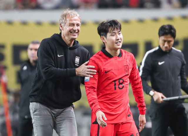 클린스만 감독이 이강인을 격려하고 있다. ⓒ 데일리안 방규현 기자