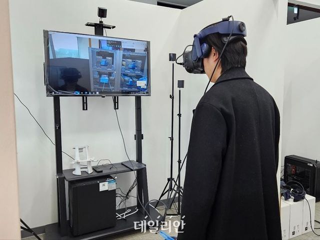 확장현실(XR) 기술을 활용해 이차전지 화성공정 충·방전 단계에서 과전류로 발생한 화재 사고 조치 방법을 학습하는 모습.ⓒ한국폴리텍대학