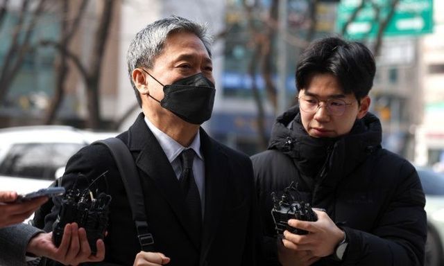 김성수 카카오엔터테인먼트 대표가 지난 1일 서울 양천구 서울남부지법에서 열린 특정경제가중처벌법 위반, 범죄수익은닉규제법 위반 혐의 구속 전 피의자 심문(영장실질심사)에 출석하고 있다.ⓒ뉴시스