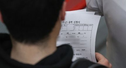 지난 20일 대구 한 대학병원에서 의대생이 휴학 신청서 여러 장을 들고 의사 선배를 따라가고 있다.ⓒ연합뉴스