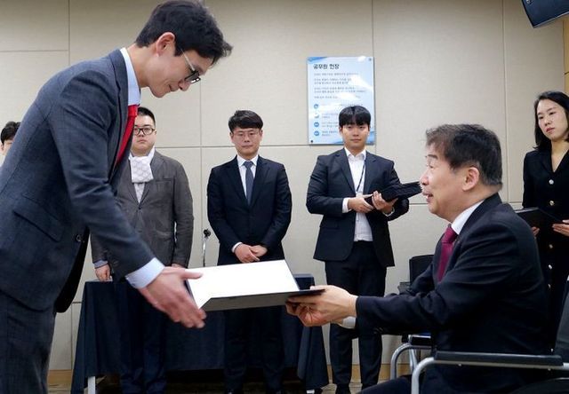 유철환 국민권익위원장이 22일 정부세종청사에서 열린 제1기 국민권익위원회 2030 자문단 발대식에서 자문단원들에게 위촉장을 수여하고 있다. 2030 자문단은 권익위 부패방지, 고충처리, 행정심판 분야 주요 정책에 대한 모니터링과 제언, 청년 여론 전달 등의 역할을 수행할 예정이다. ⓒ뉴시스