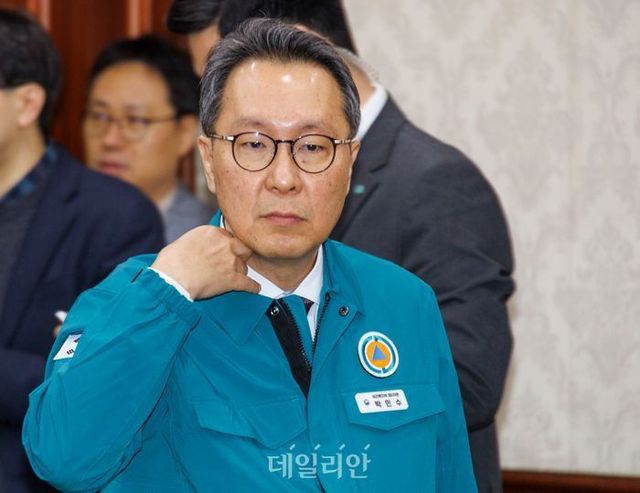 박민수 보건복지부 2차관이 23일 오전 서울 종로구 정부서울청사에서 열린 의사 집단행동 중앙재난안전대책본부 회의에 입장하고 있다. ⓒ연합뉴스