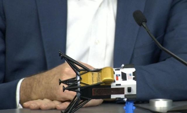 무인 우주선 오디세우스가 누워 있는 상태를 설명하는 인튜이티브 머신스의 스티브 알테무스 최고경영자(CEO).ⓒAFP=연합뉴스