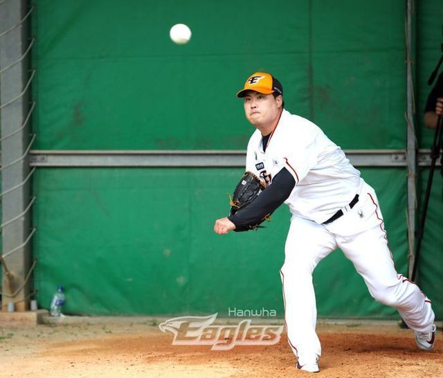 류현진이 23일 일본 오키나와현 고친다 구장에서 열린 한화 이글스 2차 스프링캠프 훈련에서 불펜 피칭을 하고 있다. ⓒ 한화이글스