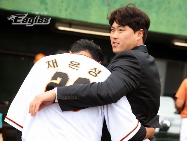 류현진이 23일 일본 오키나와현 고친다 구장에서 열린 한화 이글스 2차 스프링캠프 훈련에 합류, 채은성과 포옹하고 있다. ⓒ 한화이글스