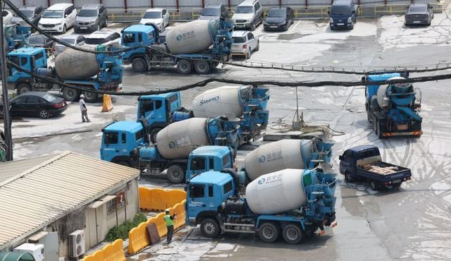 레미콘 공장 앞에 세워진 차량들. (위 사진은 기사 내용과 관련이 없습니다) ⓒ연합뉴스