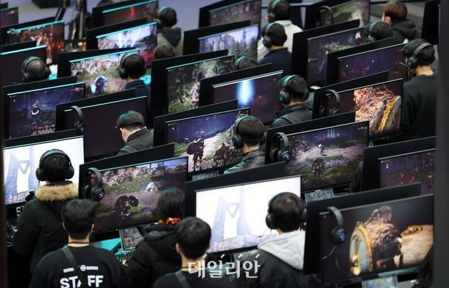 국제게임전시회 지스타 2023가 개막한 지난해 11월 부산 해운대구 벡스코 야외전시장에 관람객들이 신작 게임을 즐기고 있다. ⓒ뉴시스