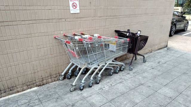 서울시 서초구의 한 아파트단지 인근에 방치된 쇼핑카트들.ⓒ데일리안 김인희 기자
