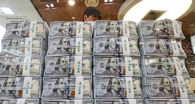 미국 달러화 지폐들이 쌓여있다.ⓒ연합뉴스