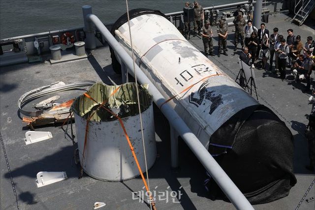 북한 군사정찰위성 1호기가 지난해 5월 31일 서해상에 추락한 가운데 군 당국이 관련 일부 잔해를 인양해 공개하는 모습(자료사진). ⓒ데일리안 홍금표 기자