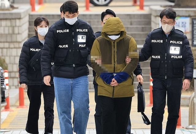 아내를 둔기로 때려 살해한 혐의(살인)를 받는 대형 로펌 출신 미국 변호사 A씨가 지난 6일 오후 서초구 서울중앙지법에서 열린 구속 전 피의자 심문(영장실질심사)에 출석하고 있다.ⓒ연합뉴스