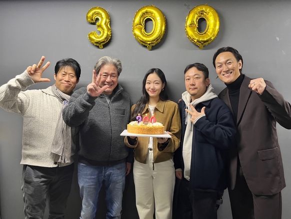 장의사 영근 역의 배우 유해진, 풍수사 상덕 역의 배우 최민식, 무속인 화림 역의 배우 김고은, 장재현 감독, 묘 이장 의뢰인 박지용 역의 배우 김재철이 300만 돌파를 기뻐하고 있다. ‘진짜 평가’ 관객들의 사랑을 확인한 최민식의 표정이 유달리 환하다. ⓒ
