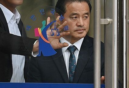 임종성 전 더불어민주당 의원이 지난해 11월 1일 오후 경기도 수원시 영통구 수원고법에서 열린 항소심 선고공판을 마치고 나오는 모습.ⓒ연합뉴스