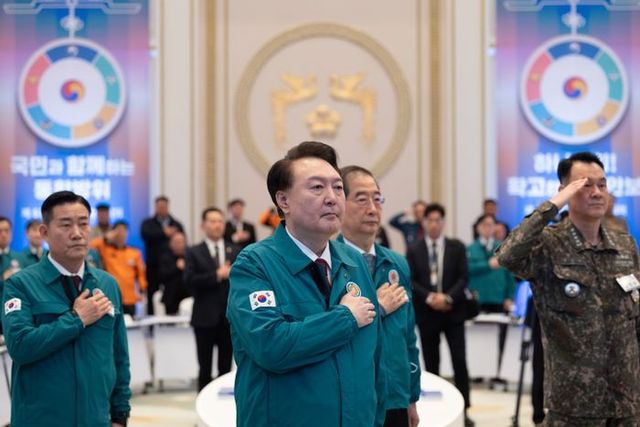 윤석열 대통령이 지난달 31일 청와대 영빈관에서 열린 제57차 중앙통합방위회의에서 국기에 대한 경례를 하고 있다. ⓒ대통령실