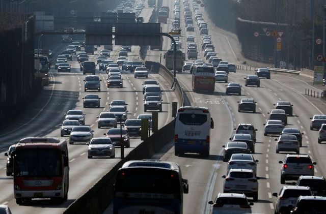 서울 잠원IC 부근 경부고속도로 상하행선에서 차량들이 지나고 있다. ⓒ뉴시