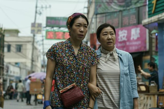 보이스피싱 피해자가 범죄조직 총책을 잡은 실화를 영화화 한 ‘시민덕희’. 염혜란-라미란, 믿고 보는 ‘두 란’ ⓒ