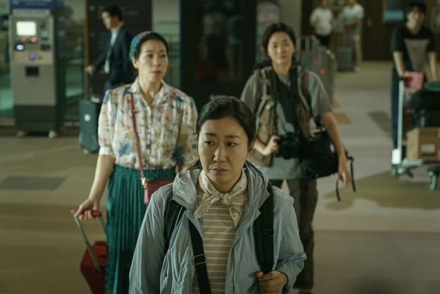 덕희(라미란 분, 중앙)나 숙자(장윤주 분, 오른쪽)와 달리 즐거운 여행길에 오른 듯한 차림의 봉림(염혜란 분) ⓒ