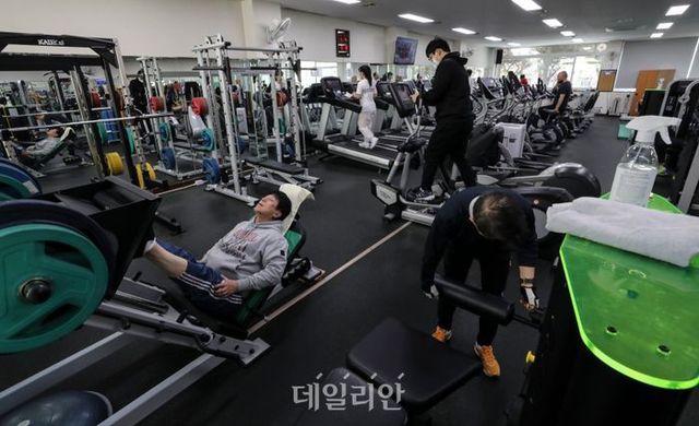 서울시 강남구 강남구립체육센터 헬스장에서 시민들이 운동을 하고 있다. ⓒ뉴시스