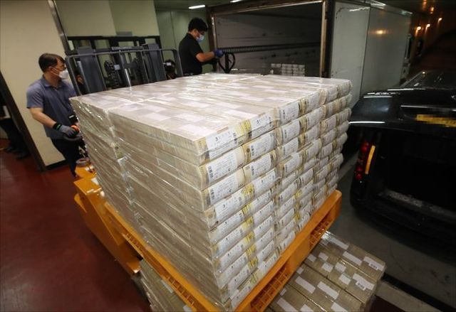 한국은행에 5만원권 뭉치가 쌓여있다. ⓒ데일리안DB