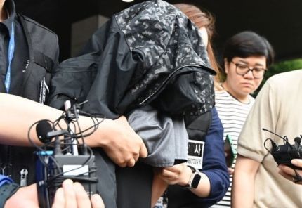 영아 2명을 살해한 뒤 시신을 수년간 냉장고에 보관해 온 혐의로 구속된 친모 고모씨가 지난해 10월 30일 경기도 수원남부경찰서에서 검찰로 송치되고 있다.ⓒ뉴시스