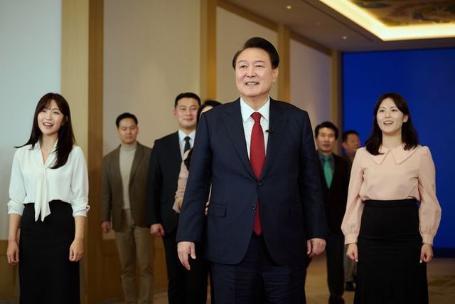 윤석열 대통령이 지난 4일 서울 용산 대통령실 청사에서 대통령실 합창단 ‘따뜻한 손’과 함께 ‘우리의 사랑이 필요한 거죠’ 노래를 부르며 설 명절 대국민 메시지 녹화를 하고 있다. ⓒ 대통령실