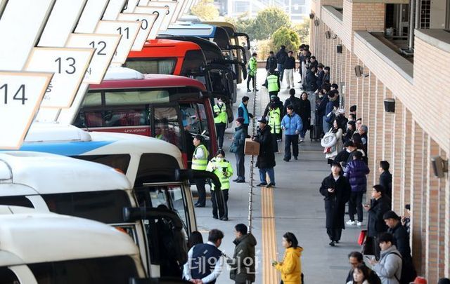 설 연휴를 하루 앞둔 8일 서울 서초구 서울고속버스터미널에서 귀성객들이 버스를 기다리고 있다. ⓒ뉴시스