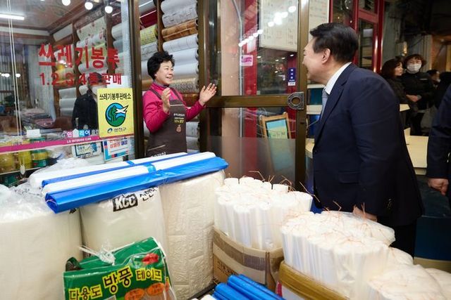 윤석열 대통령이 설 연휴를 하루 앞둔 지난 8일 서울 광진구 중곡제일시장을 방문해 상인과 인사나누고 있다. ⓒ 대통령실