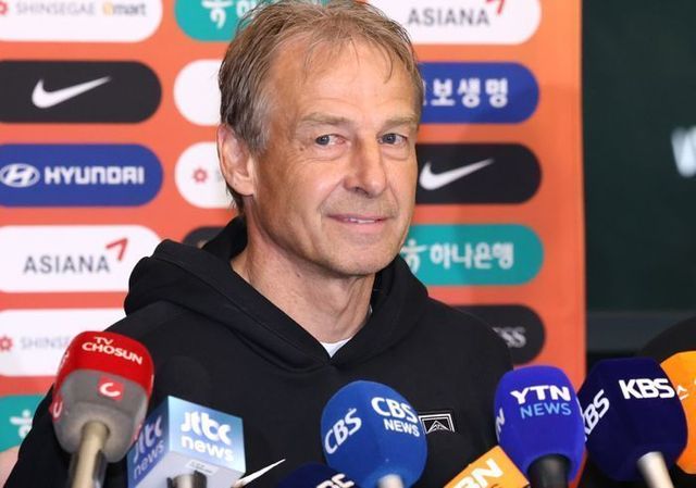 2023 AFC 카타르 아시안컵을 마친 대한민국 축구대표팀 위르겐 클린스만 감독이 8일 오후 인천국제공항 제1여객터미널을 통해 입국해 인터뷰를 갖고 있다. ⓒ데일리안 방규현 기자