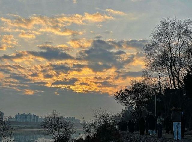 대구 동구 동촌유원지 해맞이다리에서 시민들이 구름에 가려 보이지 않는 해를 바라보고 있다.ⓒ뉴시스