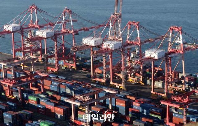 부산 남구 신선대부두에서 컨테이너 선적과 하역작업이 진행되고 있다. ⓒ뉴시스