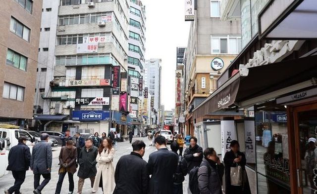 지난 6일 소상공인들이 종사하는 서울 중구 북창동 먹자거리에 시민들이 줄을 서있다.ⓒ 뉴시스