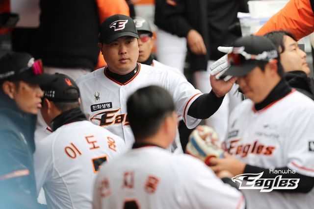 류현진이 12일 대전한화생명이글스파크에서 열린 KIA타이거즈와 시범경기에서 코치진과 하이파이브를 하고 있다. ⓒ 한화이글스