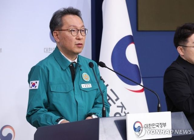 중앙재난안전대책본부 제1총괄조정관인 박민수 보건복지부 2차관이 14일 오전 서울 종로구 서울청사 별관에서 열린 의사 집단행동 대응 중대본 브리핑에서 정부 대응 방향을 밝히고 있다. ⓒ연합뉴스