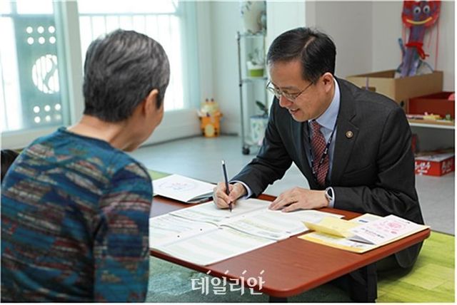 2024년 생활시간조사 대상가구를 방문해 시간일지 작성을 시연하는 이형일 통계청장(오른쪽). ⓒ통계청