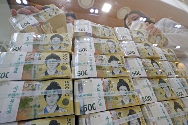 서울 중구 하나은행 위변조대응센터에서 직원들이 5만원권 지폐를 정리하고 있다.ⓒ뉴시스