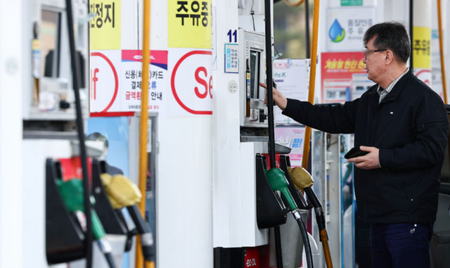서울 시내의 한 주유소에서 한 시민이 주유를 하고 있다.ⓒ뉴시스