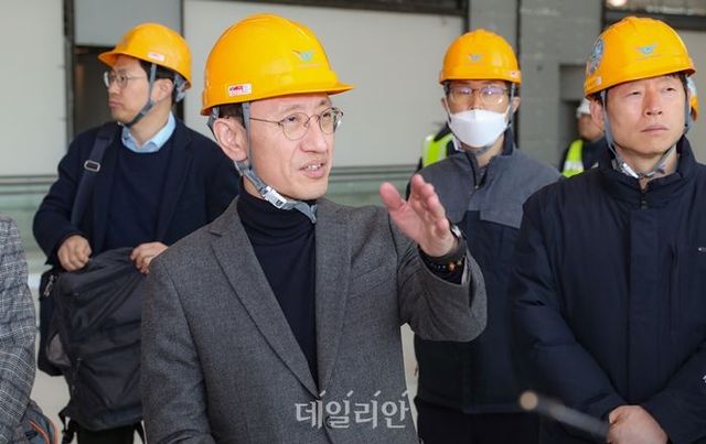 김윤상 기획재정부 차관(왼쪽에서 두 번째)이 17일 오전 인천공항 4단계 건설 사업 현장을 방문, 현장을 시찰하며 관계자 설명을 듣고 있다. ⓒ기획재정부