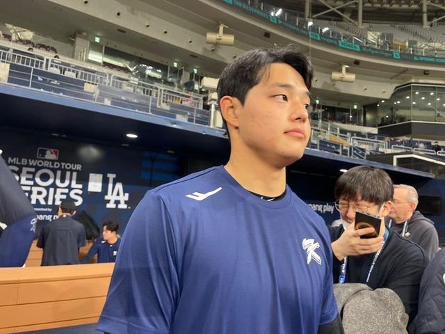 야구대표팀 문동주가 지난 16일 서울 고척스카이돔에서 열린 2024 미국 프로야구 메이저리그(MLB) 서울시리즈 공식 훈련을 마친 뒤 인터뷰하고 있다. 문동주는 17일 샌디에이고 파드리스와 연습경기 선발 투수로 낙점됐다.ⓒ연합뉴스
