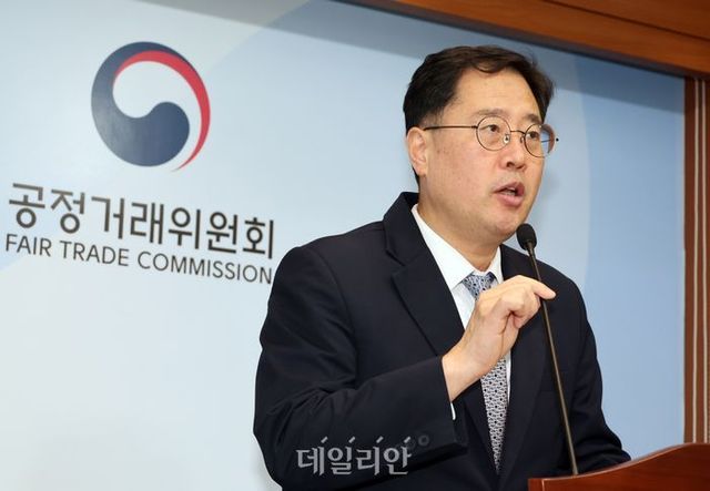 이병건 공정거래위원회 기업집단결합정책과장이 지난 15일 세종시 정부세종청사에서 2023년 기업결합 심사 동향과 주요 특징을 발표하고 있다. ⓒ뉴시스