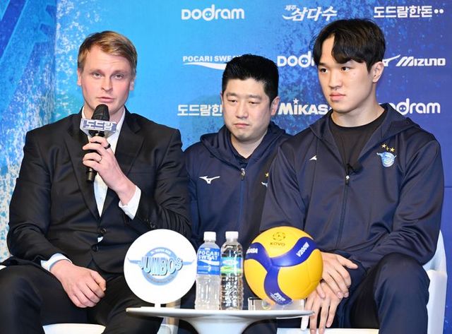 통합 4연패에 도전하는 대한항공의 틸리카이넨 감독이 2023-24 V리그 포스트시즌 미디어데이 행사에서 각오를 밝히고 있다. ⓒ 한국배구연맹