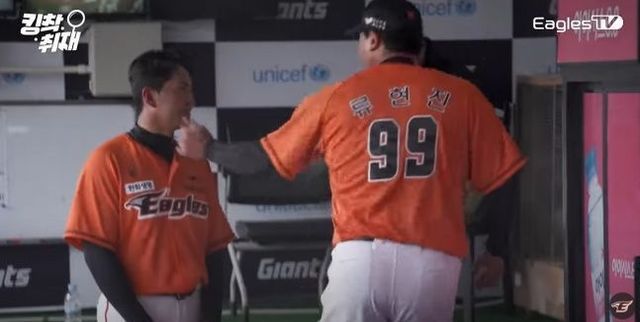 더그아웃에서 임종찬 격려한 류현진. ⓒ 이글스TV