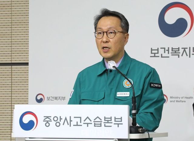 박민수 중앙사고수습본부 부본부장(보건복지부 제2차관)이 19일 오전 정부세종청사에서 열린 중수본 회의 브리핑을 하고 있다. ⓒ연합뉴스