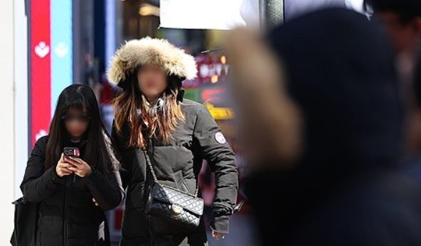 지난 1일 서울 명동에서 두꺼운 옷차림의 시민이 걸어가고 있다. ⓒ연합뉴스