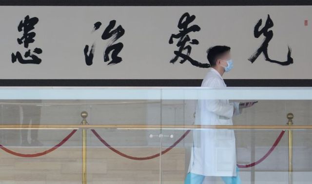 정부의 의대 정원 증원 정책에 반발한 전공의들이 집단 행동을 이어가고 있는 25일 오전 서울 시내 한 대형병원에서 한 의료인이 