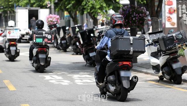 서울 시내에서 배달 노동자들이 오토바이를 타고 이동하고 있다.ⓒ뉴시스